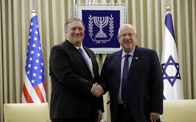 Le secrétaire d'Etat américain  Mike Pompeo rencontre le président israélien Reuven Rivlin à Jérusalem, le 21 mars 2019. (Crédit : JIM YOUNG / POOL / AFP)