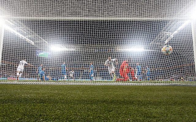 Le gardien slovène Jab Oblak concède un but pendant un match de qualification du Groupe G entre Israël et la Slovénie au stade Sammy Ofer de Haïfa, le 21 mars 2019 (Crédit : Jack GUEZ / AFP) Le gardien slovène Jab Oblak concède un but pendant un match de qualification du Groupe G entre Israël et la Slovénie au stade Sammy Ofer de Haïfa, le 21 mars 2019 (Crédit : Jack GUEZ / AFP)