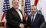 Le ministre libanais des Affaires étrangères, Gibran Bassil (à droite), serre la main du secrétaire d'État américain Mike Pompeo à l'issue d'une conférence de presse à Beyrouth, au Liban, le 22 mars 2019. (Crédit photo : JIM YOUNG / POOL / AFP)