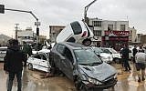 Un carambolage dans une rue du sud de Chiraz, pendant d'importantes inondations, le 25 mars 2019. (Crédit : AMIN BERENJKAR / MEHR NEWS / AFP)