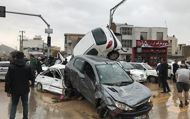 Un carambolage dans une rue du sud de Chiraz, pendant d'importantes inondations, le 25 mars 2019. (Crédit : AMIN BERENJKAR / MEHR NEWS / AFP) Un carambolage dans une rue du sud de Chiraz, pendant d'importantes inondations, le 25 mars 2019. (Crédit : AMIN BERENJKAR / MEHR NEWS / AFP)