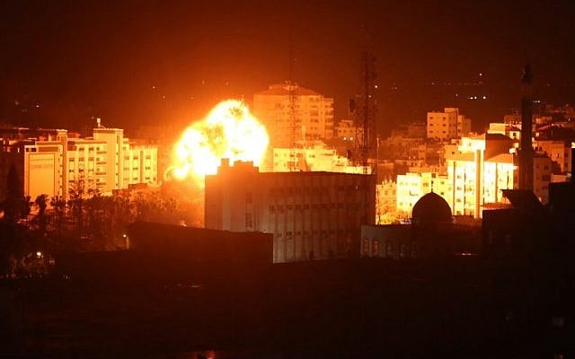 Une boule de feu souffle sur les bâtiments de la ville de Gaza après des représailles israéliennes du 25 mars 2019. (Crédit : Majdi Fathi / AFP) Une boule de feu souffle sur les bâtiments de la ville de Gaza après des représailles israéliennes du 25 mars 2019. (Crédit : Majdi Fathi / AFP)