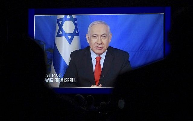 Le Premier ministre Benjamin Netanyahu s'exprime à la conférence politique annuelle de l'AIPAC à Washington par vidéoconférence depuis Israël, le 26 mars 2019 (Crédit : Jim Watson/AFP)