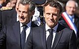 Le président français Emmanuel Macron, à droite, et son prédécesseur Nicolas Sarkozy arrivent pour une cérémonie en hommage à des combattants de la résistance morts sur le plateau des Glières pendant la Seconde guerre mondiale dans les Alpes, le 31 mars 2019 (Crédit : ludovic MARIN / POOL / AFP)