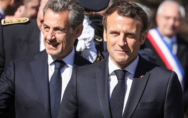 Le président français Emmanuel Macron, à droite, et son prédécesseur Nicolas Sarkozy arrivent pour une cérémonie en hommage à des combattants de la résistance morts sur le plateau des Glières pendant la Seconde guerre mondiale dans les Alpes, le 31 mars 2019 (Crédit : ludovic MARIN / POOL / AFP) Le président français Emmanuel Macron, à droite, et son prédécesseur Nicolas Sarkozy arrivent pour une cérémonie en hommage à des combattants de la résistance morts sur le plateau des Glières pendant la Seconde guerre mondiale dans les Alpes, le 31 mars 2019 (Crédit : ludovic MARIN / POOL / AFP)
