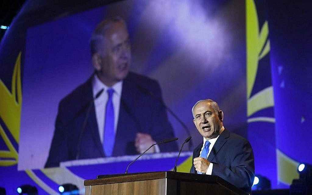 Le Premier ministre Benjamin Netanyahu prononce un discours lors de la célébration des 50 ans d'implantation juive en Cisjordanie et sur le plateau du Golan, lors d'un événement commémoratif dans le bloc d'implantations de Gush Etzion, le 27 septembre 2017. (AFP PHOTO / MENAHEM KAHANA)