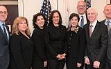 La sénatrice démocrate de Californie Kamala Harris (au centre) rencontre les militants de l'AIPAC dans son bureau, le 25 mars 2019. (Kamala Harris/Twitter via JTA)