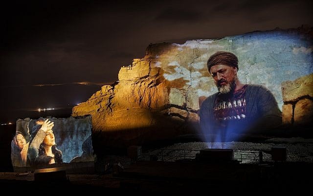 Une scène du nouveau spectacle son et lumière de Massada, "Du crépuscule à l'aube" (Crédit : Breeze Creative) Une scène du nouveau spectacle son et lumière de Massada, "Du crépuscule à l'aube" (Crédit : Breeze Creative)
