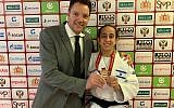 La judokate israélienne Gili Cohen (R) avec son entraîneur Shani Hershko après sa médaille d'or au Grand Slam organisé à Ekaterinbourg, Russie, le 15 mars 2019. (Crédit : Fédération israélienne de judo)