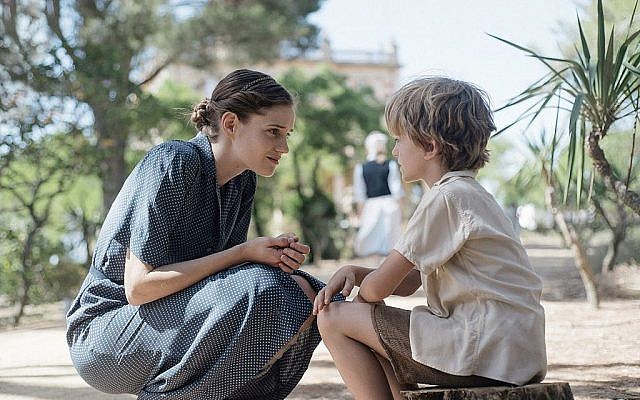 Dans cette photo tirée du nouveau film dramatique historique "The Light of Hope" [La lumière de l'espoir], l'infirmière suisse Elisabeth Eidenbenz s'entretient avec Pat, l'un des enfants de sa maternité qu'elle a dirigée pour les réfugiés de 1939 à 1944 à Elne, France. (Autorisation)