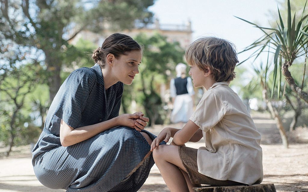 Dans cette photo tirée du nouveau film dramatique historique "The Light of Hope" [La lumière de l'espoir], l'infirmière suisse Elisabeth Eidenbenz s'entretient avec Pat, l'un des enfants de sa maternité qu'elle a dirigée pour les réfugiés de 1939 à 1944 à Elne, France. (Autorisation)
