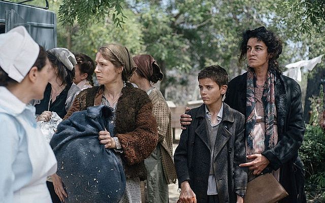 Maya Cohen, réfugiée juive, (à droite), et son fils David, apparaissent dans cette image tirée du nouveau film dramatique historique sur la Seconde Guerre mondiale "La Lumière de l'espoir" [The Light of Hope]. (Autorisation)