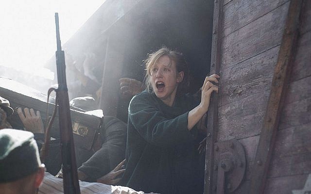 Dans cette photo tirée du nouveau film dramatique historique "La Lumière de l'espoir" [The Light of Hope], des détenus juifs du camp de Rivesaltes, en France, sont déportés dans des wagons de marchandises pendant la Seconde Guerre mondiale. En 1942, année du début du film, plus de 2 200 Juifs, dont 110 enfants, furent envoyés de Rivesaltes au camp d'internement de Drancy près de Paris, puis à Auschwitz. (Autorisation)