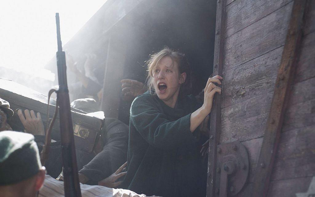 Dans cette photo tirée du nouveau film dramatique historique "La Lumière de l'espoir" [The Light of Hope], des détenus juifs du camp de Rivesaltes, en France, sont déportés dans des wagons de marchandises pendant la Seconde Guerre mondiale. En 1942, année du début du film, plus de 2 200 Juifs, dont 110 enfants, furent envoyés de Rivesaltes au camp d'internement de Drancy près de Paris, puis à Auschwitz. (Autorisation)