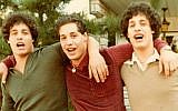 Capture d’écran de la bande-annonce du film « Three Identical Strangers » de Becky Read, présenté à la 9e édition du Festival international du film juif de Genève.