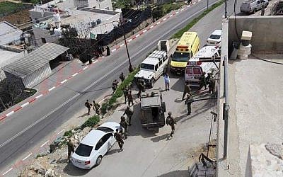 Les soldats israéliens répondent à une tentative d'attaque au couteau présumée dans la ville de Hébron, en Cisjordanie, le 12 mars 2019. (Crédit : Yediot MeHaShetach)