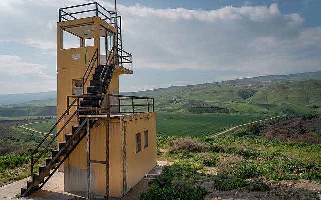 La tour de garde jordanienne à l'île de la Paix, le 29 janvier 2019. Le soldat qui a tué les écolières de Beit Shemesh est descendu de cette tour de garde. (Luke Tress/Times of Israel)