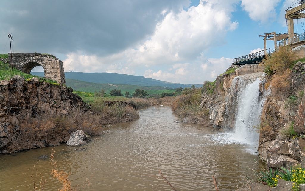 Les vestiges d'un pont ottoman et d'une centrale électrique des années 1930 sur le Jourdain près de l'île de la Paix, le 29 janvier 2019. (Luke Tress/Times of Israel)