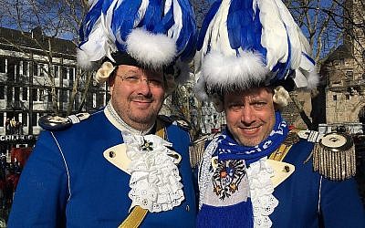 Les frères Patric et Frank Levy, à bord de leur char au carnaval de Cologne, "Rosenmontag". (Toby Axelrod)