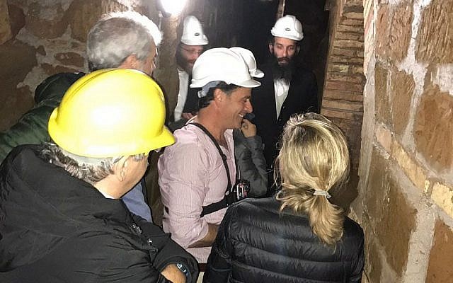 Un groupe visitant les catacombes juives de Villa Torlonia guidé par Amir Genach, (au centre). (Avec l'aimable autorisation d'Amir Genach)