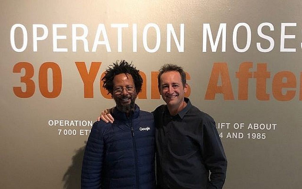 Danny Abebe, à gauche, et Gavin Morris, directeur du Musée juif d'Afrique du Sud, à l'ouverture de l'exposition de l'Opération Moïse. (Beth Hatfutsot/via JTA)