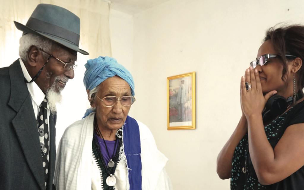 Une photo de l'exposition montre des Ethiopiens qui faisaient partie de l'Opération Moïse. (Beit Hatfusot/via JTA)