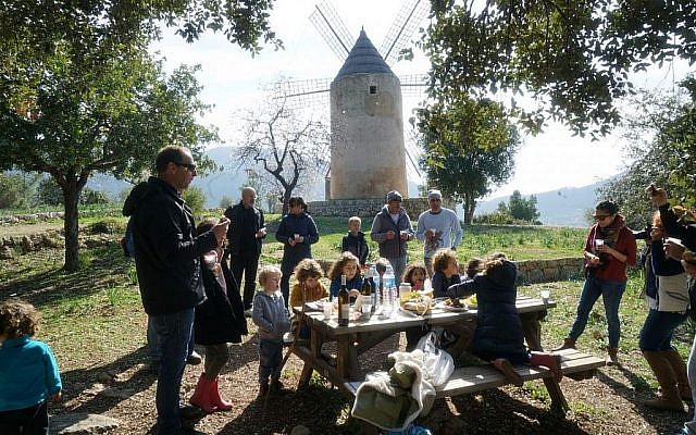 Des membres de la communauté juive de Majorque en Espagne participent à un picnic pour Tou Bichvat, le 10 février 2019. (Crédit : Cnaan Liphshiz)