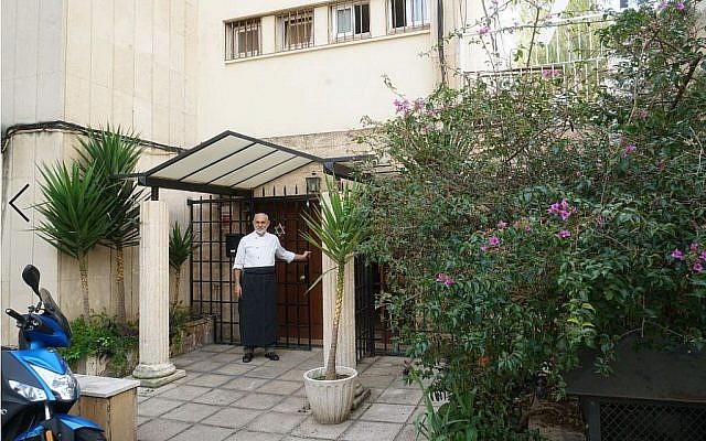 Toni Pinya à la synagogue de Palma de Majorque en Espagne, le 11 février 2019. (Crédit : Cnaan Liphshiz)