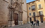 Dani Rotstein, le doigt pointé, parle à des touristes allemands d'une église qui était autrefois une synagogue à Palma De Majorque en Espagne, le 11 février 2019.  (Cnaan Liphshiz)