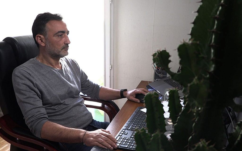 Olivier Feldman, victime d'antisémitisme, lors d'un entretien avec l'AFP. (Crédit : AFPTV)