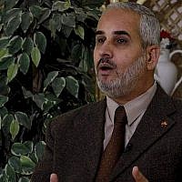 Le porte-parole du Hamas Fawzi Barhoum pendant une interview à Gaza City, le 7 février 2012 (Crédit : Hatem Mousa/AP)