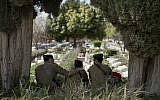 Des soldats israéliens se rendent au cimetière militaire de Kiryat Shaul à la veille de Yom HaZikaron, à Tel Aviv, le 17 avril 2018. (AP Photo/Oded Balilty)