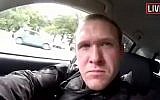 Capture d'écran d'une vidéo retransmise le 15 mars 2019 montre le tireur Brenton Tarrant dans une voiture avant les fusillades massives dans deux mosquées de Christchurch, en Nouvelle-Zélande. (Capture d'écran : Shooter’s Video via AP)