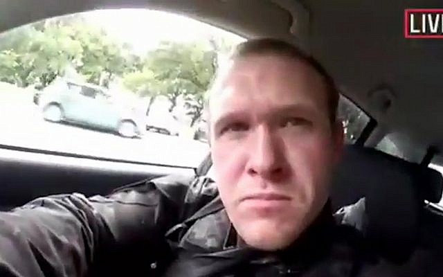 Capture d'écran d'une vidéo retransmise le 15 mars 2019 montre le tireur Brenton Tarrant dans une voiture avant les fusillades massives dans deux mosquées de Christchurch, en Nouvelle-Zélande. (Capture d'écran : Shooter’s Video via AP) Capture d'écran d'une vidéo retransmise le 15 mars 2019 montre le tireur Brenton Tarrant dans une voiture avant les fusillades massives dans deux mosquées de Christchurch, en Nouvelle-Zélande. (Capture d'écran : Shooter’s Video via AP)