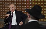 Le président russe Vladimir Poutine, au centre, s'exprime lors d'une rencontre avec des résidents locaux à  Simferopol, en Crimée, le 18 mars 2019 (Crédit : Yuri Kadobnov/Pool Photo via AP)