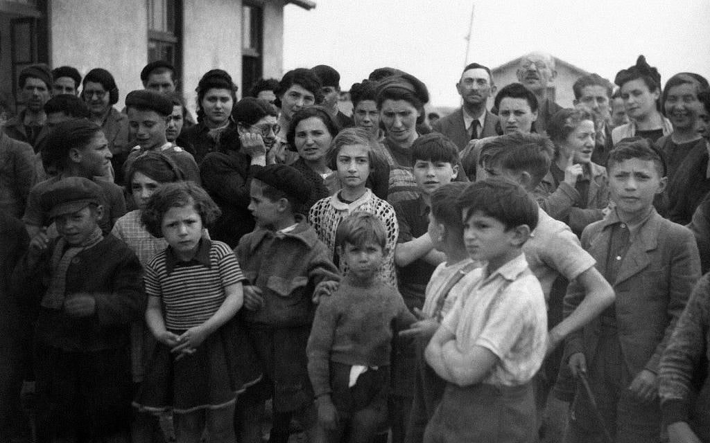 Groupe d'internés au camp de Rivesaltes en France en mars 1941. (AP Photo/Vitchy)