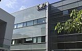Le logo de l’entreprise israélienne NSO Group sur un bâtiment où elle avait des bureaux, à Herzliya, jusqu’en 2016. (AP Photo/Daniella Cheslow)