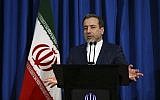 Le vice-ministre des Affaires étrangères iranien Abbas Araghchi, également négociateur de l'accord sur le nucléaire iranien, durant une conférence de presse à Téhéran, le 15 janvier 2017. (Crédit : AP /Vahid Salemi)