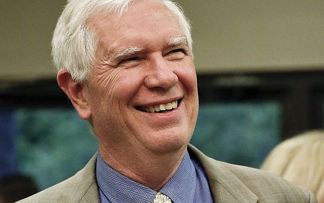 Sur cette photo, le représentant républicain de l'Alabama Mo Brooks, parle à ses électeurs avant un forum du sénat républicain à Pelham, Alabama, le 4 août 2017 (Crédit : AP Photo/Brynn Anderson) Sur cette photo, le représentant républicain de l'Alabama Mo Brooks, parle à ses électeurs avant un forum du sénat républicain à Pelham, Alabama, le 4 août 2017 (Crédit : AP Photo/Brynn Anderson)