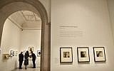 Un exposition du musée National Portrait Gallery dans le centre de Londres, février 2018, (Crédit : Ben Stansall/Pool via AP)
