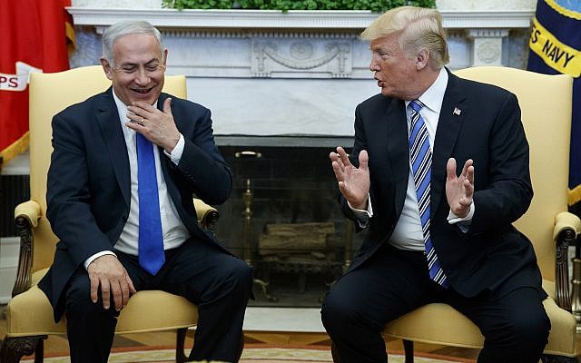 Le président américain Donald Trump rencontre le Premier ministre israélien Benjamin Netanyahu dans le bureau ovale de la Maison Blanche, le 5 mars 2018. (AP Photo/Evan Vucci) Le président américain Donald Trump rencontre le Premier ministre israélien Benjamin Netanyahu dans le bureau ovale de la Maison Blanche, le 5 mars 2018. (AP Photo/Evan Vucci)