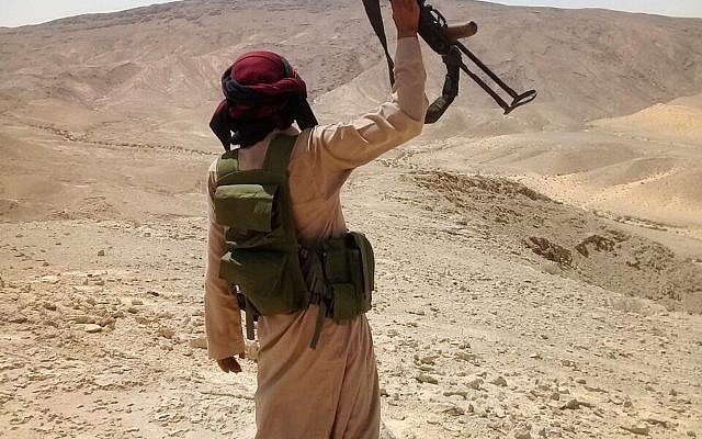 Un bédouin de la tirbue de Tahaya durant une opération de l'armée égyptienne dans la péninsule du Sinai contre les djihadistes/ Photo non datée. (AP)