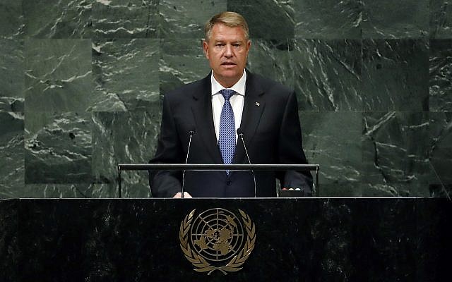 Le président de la Roumanie Klaus Werner Iohannis lors de la 73e session de l'Assemblée générale des Nations unies au siège de l'ONU, à New York, le 26 septembre 2018. (Crédit : Richard Drew/AP) Le président de la Roumanie Klaus Werner Iohannis lors de la 73e session de l'Assemblée générale des Nations unies au siège de l'ONU, à New York, le 26 septembre 2018. (Crédit : Richard Drew/AP)