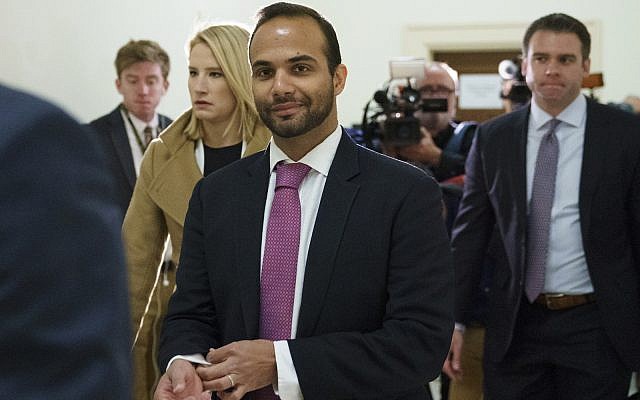 George Papadopoulos, ancien conseiller de campagne de Trump à l'origine de l'enquête sur la Russie, lors de sa première apparition devant les enquêteurs du congrès au Capitole, à Washington, le 25 octobre 2018 (Crédit : AP Photo/Carolyn Kaster)
