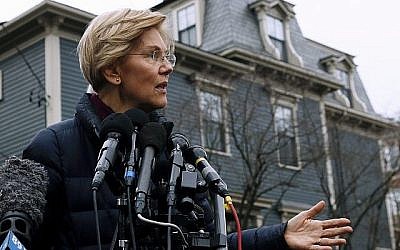 La sénatrice Elizabeth Warren, Démocrate du Massachusetts, aux abords de son domicile à Cambridge, dans le Massachusetts, le 31 décembre 2018 (Crédit : AP Photo/Bill Sikes)