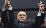 Le président turc Recep Tayyip Erdogan salue ses partisans durant un rassemblement, le 26 février 2019. (Crédit :  Service de presse présidentiel via AP, Pool)
