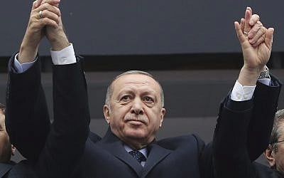 Le président turc Recep Tayyip Erdogan salue ses partisans durant un rassemblement, le 26 février 2019. (Crédit :  Service de presse présidentiel via AP, Pool)