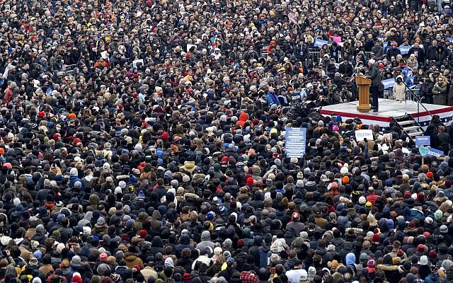 Le sénateur américain Bernie Sanders lors de son premier événement de lancement de campagne en vue des présidentielles américaines de 2020 à Brooklyn, New York, le 2 mars 2019 (Crédit : AP/Craig Ruttle)
