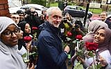 Jeremy Corbyn à la mosquée de Finsbury Park dans le nord de Londres, lors des portes ouvertes annuelles du lieu de culte, le 3 mars 2019. (Crédit : Victoria Jones/PA via AP)