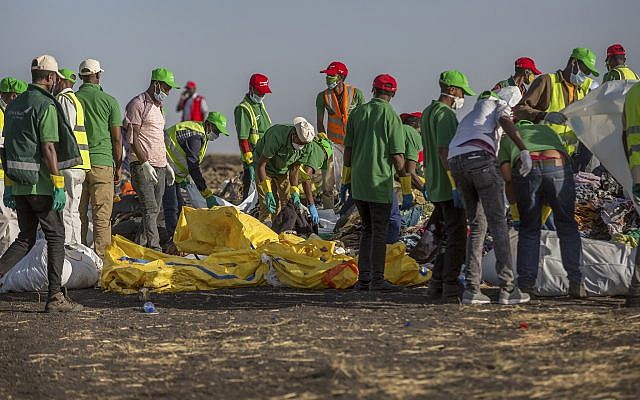 Les secours collectent des vêtements et autres matériels sous la supervision des enquêteurs sur les lieux du crash d'un Boeing 737 d'Ethiopian Airlines peu après le décollage avec 157 personnes à bord près de Bishoftu, en Ethiopie, le 12 mars 2019 (Crédit : AP Photo/Mulugeta Ayene) Les secours collectent des vêtements et autres matériels sous la supervision des enquêteurs sur les lieux du crash d'un Boeing 737 d'Ethiopian Airlines peu après le décollage avec 157 personnes à bord près de Bishoftu, en Ethiopie, le 12 mars 2019 (Crédit : AP Photo/Mulugeta Ayene)